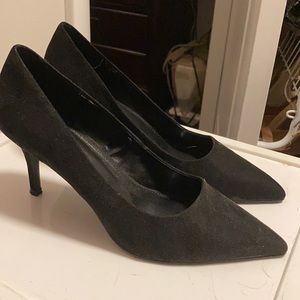 Forever 21 Black faux suede heels